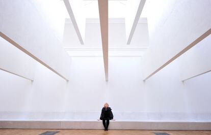 La arquitecta irlandesa Yvonne Farrell posa junto a su instalación en la muestra 'Sensing spaces'