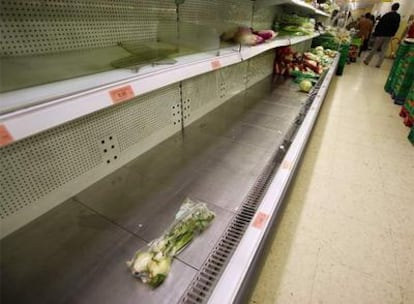 Estanterías vacías en el supermercado Mercadona de la calle Ribera de Curtidores (Madrid).