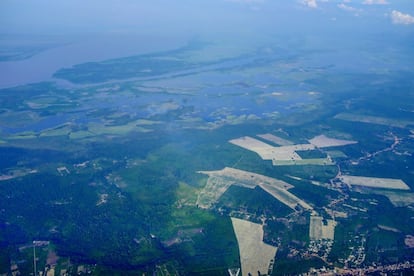 Áreas deforestadas de selva para nuevas plantaciones, en una vista aérea de un municipio cercano a Santarem.