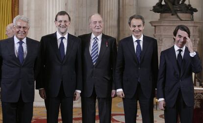 El rey Juan Carlos, acompañado de los expresidentes del Gobierno Felipe González, José Luis Rodríguez Zapatero, José María Aznar, y el presidente del Gobierno, Mariano Rajoy, durante el acto de imposición del Collar de la Orden del Toisón de Oro al presidente francés, Nicolas Sarkozy.