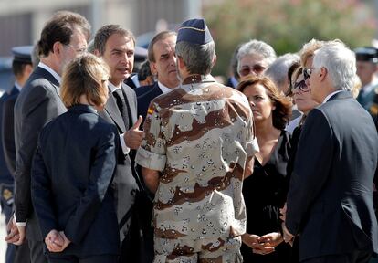 El presidente del Gobierno, José Luis Zapatero, conversa con el JEMAD, en presencia de Mariano Rajoy, los portavoces del PSOE y el PP en el Congreso, la presidenta de la Comunidad de Madrid, Esperanza Aguirre, el ministro del Interior, Alfredo Pérez Rubalcaba, y la ministra de Defensa, Carme Chacón.