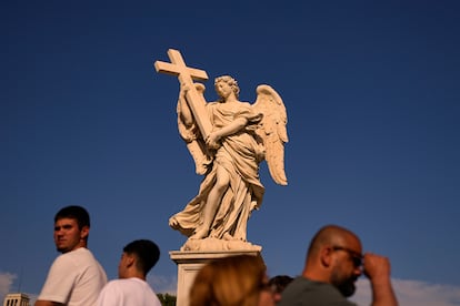 La gente camina por el Puente Sant'Angelo, en Roma, el 22 de abril de 2025.