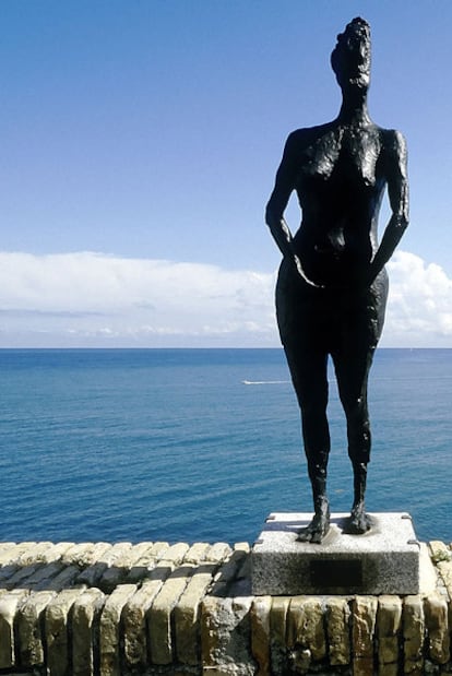La escultura<i> La Forêt</i>, de la francesa Germaine Richier, en la terraza del Museo Picasso de Antibes.
