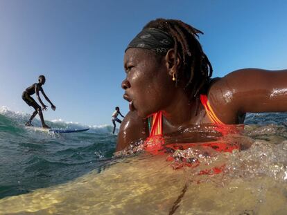 La primera surfista profesional senegalesa busca compañeras