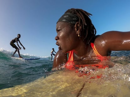La primera surfista profesional senegalesa busca compañeras