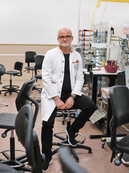 Paco Guzmán, formador de los nuevos artesanos de la escuela de Loewe.