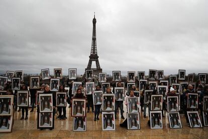 Cientos de activistas con el retrato del presidente francés Emmanuel Macron boca abajo para instarle a que Francia tome medidas en la COP25. La 'performance' se celebró en la plaza del Trocadero frente a la Torre Eiffel, el 8 de diciembre.