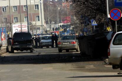 En la imagen, varios coches afectados tras la explosión en el centro de Pristina.