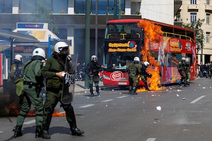 Un cóctel molotov impacta contra un autobús turístico en el centro de Atenas durante las protestas de este domingo.  