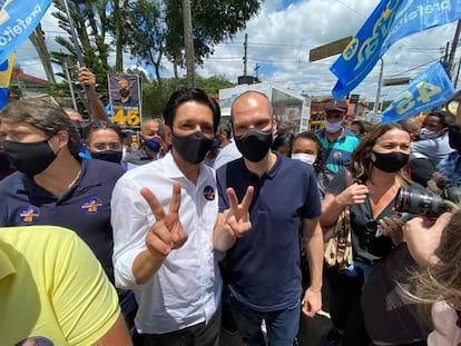 O vereador e candidato a vice-prefeito de São Paulo, Ricardo Nunes (à esq.), faz campanha na zona Sul de São Paulo com o prefeito Bruno Covas no início dessa semana.