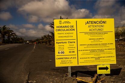 Cartel que figura a la entrada de la carretera. La vía cierra a las 10 de la noche por motivos de seguridad, ya que no hay aún luz.