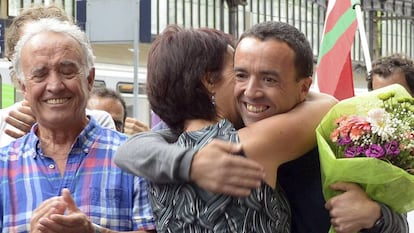 Mikel Irastorza sonr&iacute;a a la salida de la c&aacute;rcel de Fleury-M&eacute;rogis, cerca de Par&iacute;s.