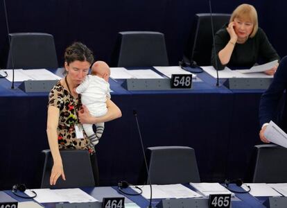La diputada Anneliese Dodds, de Reino Unido, con su bebé mientras vota en la sesión del Parlamento Europeo en Estrasburgo (Francia, 14 de abril de 2016).