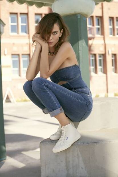 Alexa Chung en una de las imágenes de la campaña de Superga realizada en Los Ángeles.