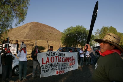 The macheteros of San Salvador Atenco (State of Mexico) receive the EZLN in Teotihuacán, in April 2006.