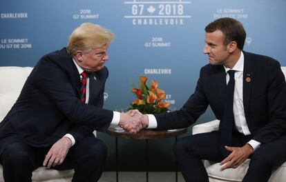 Donald Trump (izquierda) saluda a Emmanuel Macron antes de un encuentro, el 8 de junio de 2018.