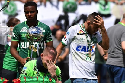Alan Ruschel y Jackson Follmann no consiguen controlar las lágrimas durante el homenaje que le ha rendido esta tarde el Palmeiras. 