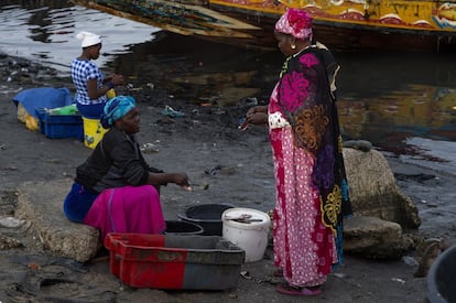 En el puerto de Saint Louis, las mujeres procesan el pescado que llega, en muchos casos, en condiciones de trabajo muy duras. "El problema de género es la emancipación económica. La senegalesa es una cultura patriarcal, pero una vez que las mujeres tienen capacidad financiera, son autónomas. En todos nuestros proyectos hay acciones para ir un poco más allá en este sentido. No solo con formación en derechos, sino que ellas puedan lograr la autosuficiencia", asegura Belén Revelles, coordinadora de la Aecid en Senegal.