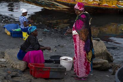 En el puerto de Saint Louis, las mujeres procesan el pescado que llega, en muchos casos, en condiciones de trabajo muy duras. "El problema de género es la emancipación económica. La senegalesa es una cultura patriarcal, pero una vez que las mujeres tienen capacidad financiera, son autónomas. En todos nuestros proyectos hay acciones para ir un poco más allá en este sentido. No solo con formación en derechos, sino que ellas puedan lograr la autosuficiencia", asegura Belén Revelles, coordinadora de la Aecid en Senegal.