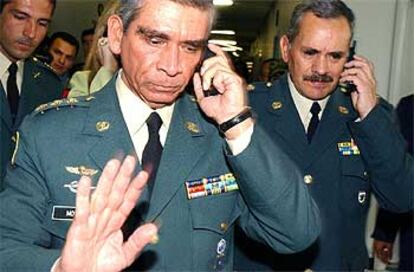 El jefe del Ejército colombiano, general Jorge Enrique Mora, tras presentar su renuncia ayer en Bogotá.