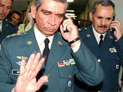 El jefe del Ejército colombiano, general Jorge Enrique Mora, tras presentar su renuncia ayer en Bogotá.