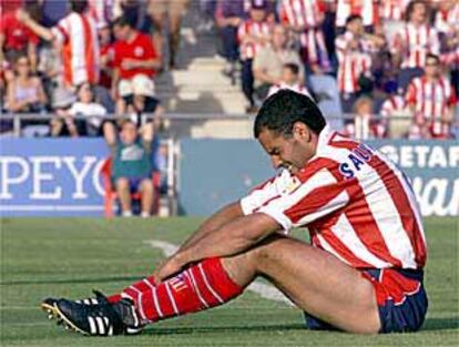 El delantero del Atlético de Madrid Salva, desolado sobre el césped del estadio Alfonso Pérez, de Getafe.