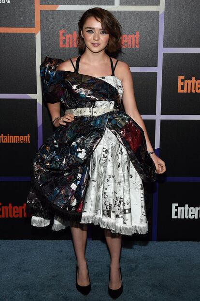 Maisie Williams, Arya en Juego de Tronos, eligió este vestido para asistir a la Comic-Con. El complicado diseño con estampado de comic de fue una elección perfecta para la ocasión.