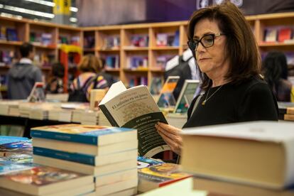 Un mujer lee el libro de Irene Vallejo 'El infinito en un junco' en FIL, el pasado 27 de noviembre.