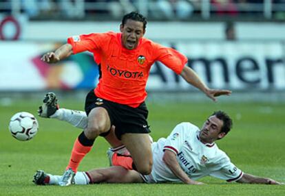 El Valencia se ha enfrentado al Sevilla en la capital hispalense en la antepenúltima jornada de Liga. Necesitaba la victoria para cantar el alirón. Al final, los valencistas se han impuesto por cero goles a dos. En la imagen Oliveira sufre la entrada de Antonio López en un lance del encuentro.