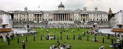 La Plaza de Trafalgar se ha cubierto con 2.000 metros cuadrados de césped dentro de una campaña para atraer visitantes