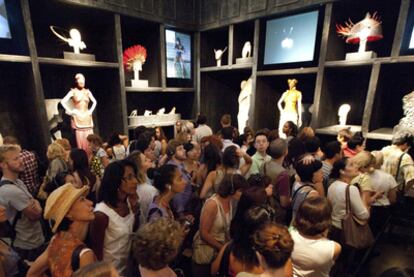 Aspecto de una sala de la muestra de McQueen en el Metropolitan, en agosto.