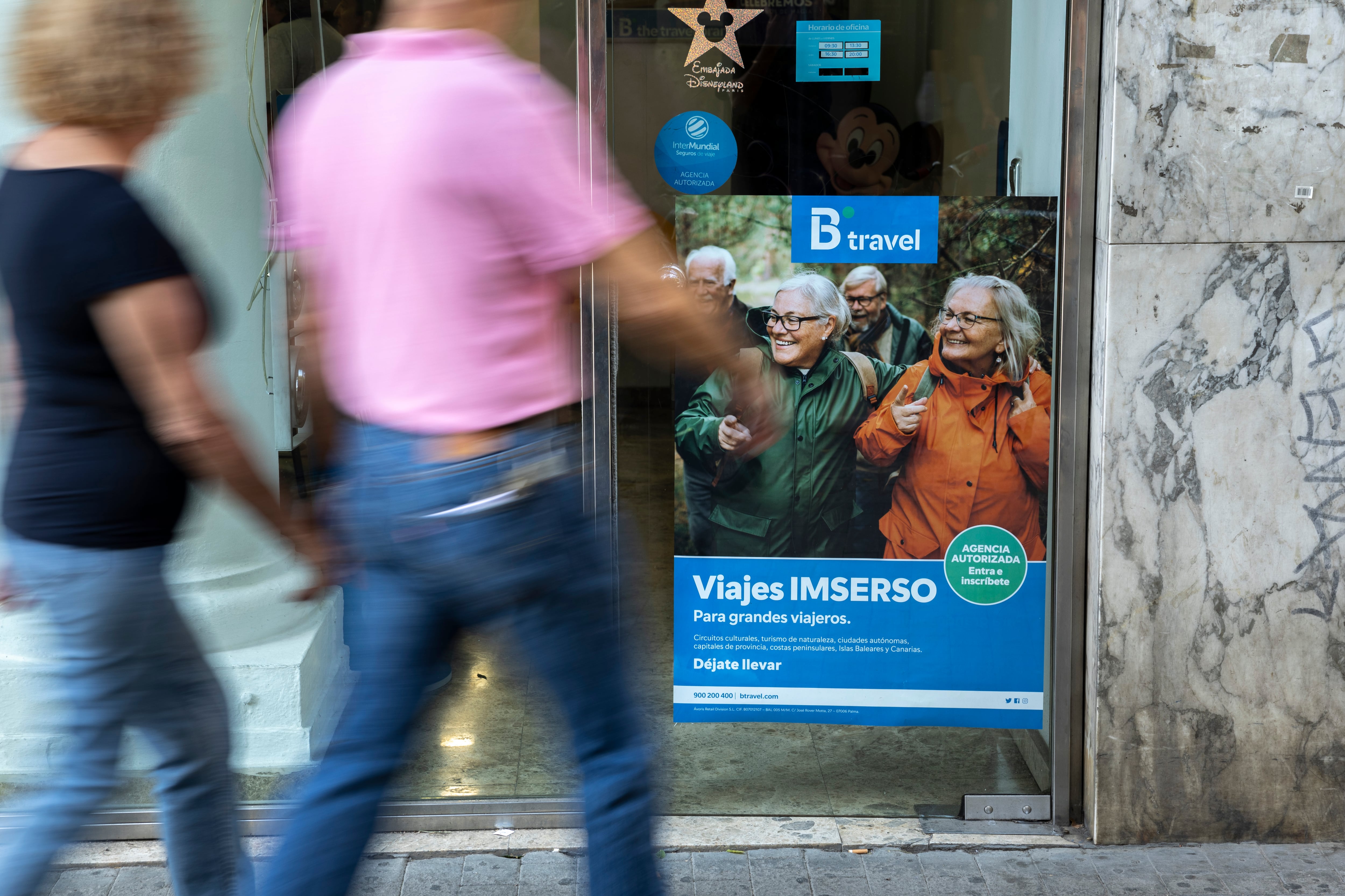 Cartel promocional de la campaña de viajes del Imserso en un agencia de viajes.