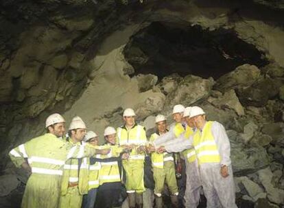 Los trabajadores que perforaron el túnel de la <i>Supersur</i>, junto al <i>lehendakari</i> Ibarretxe (el tercero por la derecha) y otras autoridades.