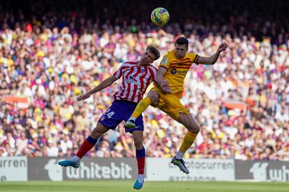 Pablo Barrios y Robert Lewandowski disputan el esférico. 