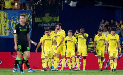 Los jugadores del Villarreal celebran uno d elos goles.