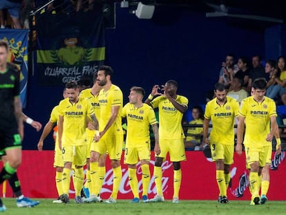 Los jugadores del Villarreal celebran uno d elos goles.