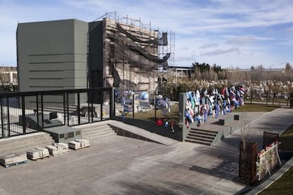 El mausoleo de Néstor Kirchner en Río Gallegos, capital de la provincia de Santa Cruz, en el sur de Argentina. Aún sigue en construcción. Sus seguidores dejan allí ofrendas.