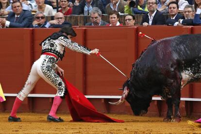 Ejecución de la suerte del descabello en la Maestranza de Sevilla.