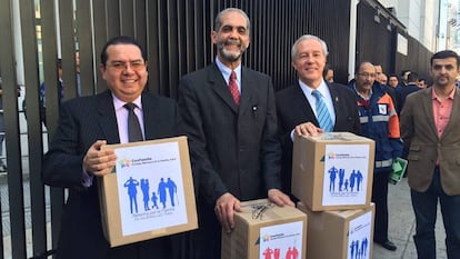 Fernando Guzmán (derecha), excandidato a la gubernatura de Jalisco, con el presidente de Confamilia, Juan Dabdoub (centro).