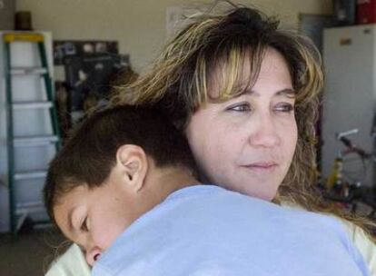 Zoila Meyer con su hijo Peter el pasado mircoles en su casa de Apple Valley, en California.