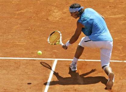 Nadal devuelve ayer una bola ante Ferrero.