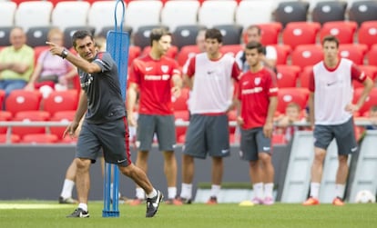 Valverde da instrucciones durante un entrenamiento.