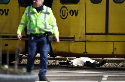 Un cuerpo cubierto tras un tiroteo en Utrecht, Holanda.