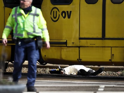 Un cuerpo cubierto tras un tiroteo en Utrecht, Holanda.