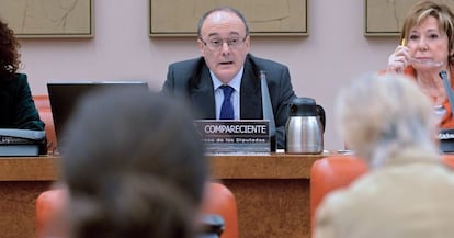 El gobernador del Banco de Espa&ntilde;a, Luis Mar&iacute;a Linde, durante su comparecencia en la Comisi&oacute;n de Seguimiento y Evaluaci&oacute;n de los Acuerdos Pacto de Toledo, hoy en el Congreso. EFE/Fernando Villar