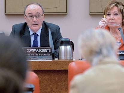 El gobernador del Banco de Espa&ntilde;a, Luis Mar&iacute;a Linde, durante su comparecencia en la Comisi&oacute;n de Seguimiento y Evaluaci&oacute;n de los Acuerdos Pacto de Toledo, hoy en el Congreso. EFE/Fernando Villar