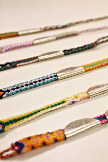 Pulseras de la amistad con entrantes de plata en forma de taco de Lucy Folk. Disponibles en Colette por 85 euros.