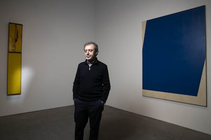 Manuel Borja-Villel, director del Reina Sofía, entre dos cuadros del museo, de James Dine y Ellsworth Kelly (derecha).