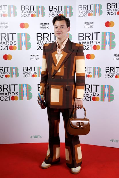 Harry Styles con total look (y bolso) de Gucci.