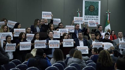 Diputados protestan durante la aprobación del presupuesto en México.